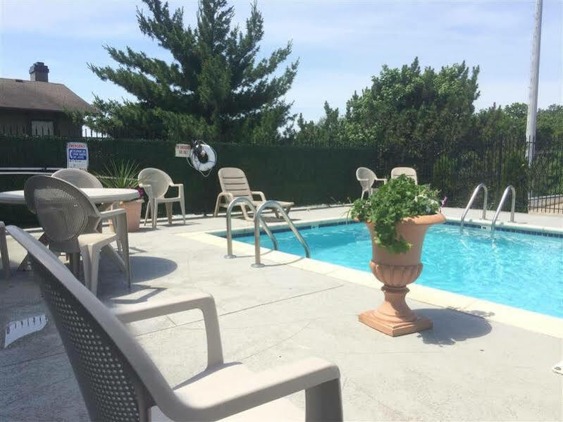 Hotel Surestay By Western Kansas Country North