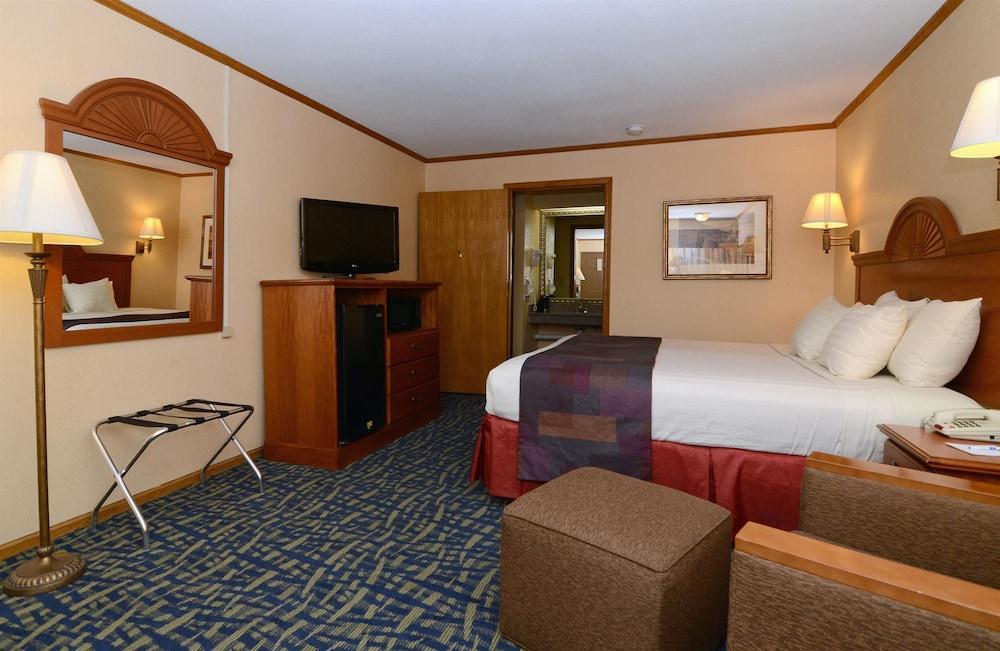 Hotel Surestay By Western Kansas Country North