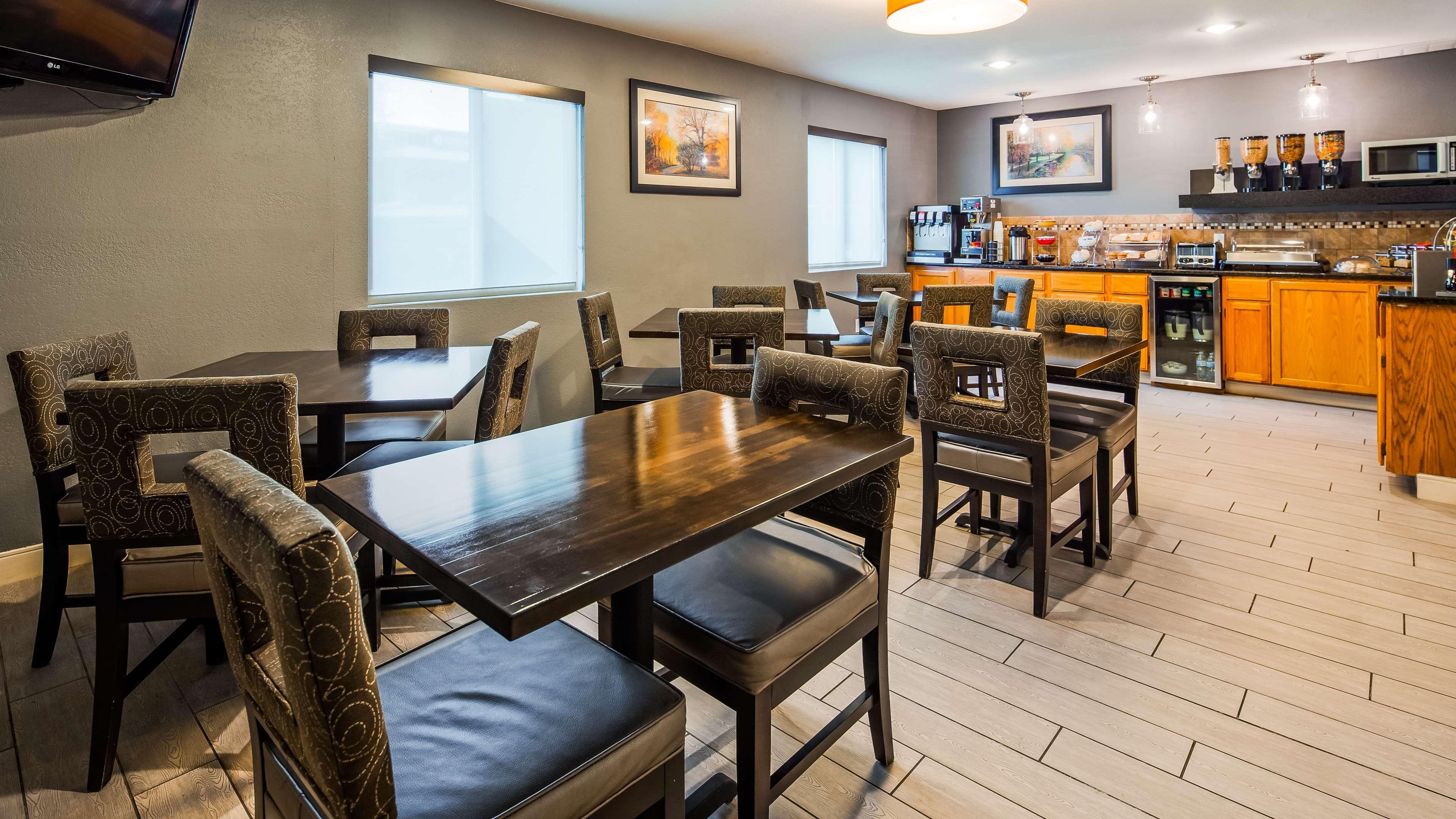Hotel Surestay By Western Kansas Country North
