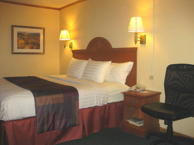 Surestay By Western Kansas Country North Kansas City