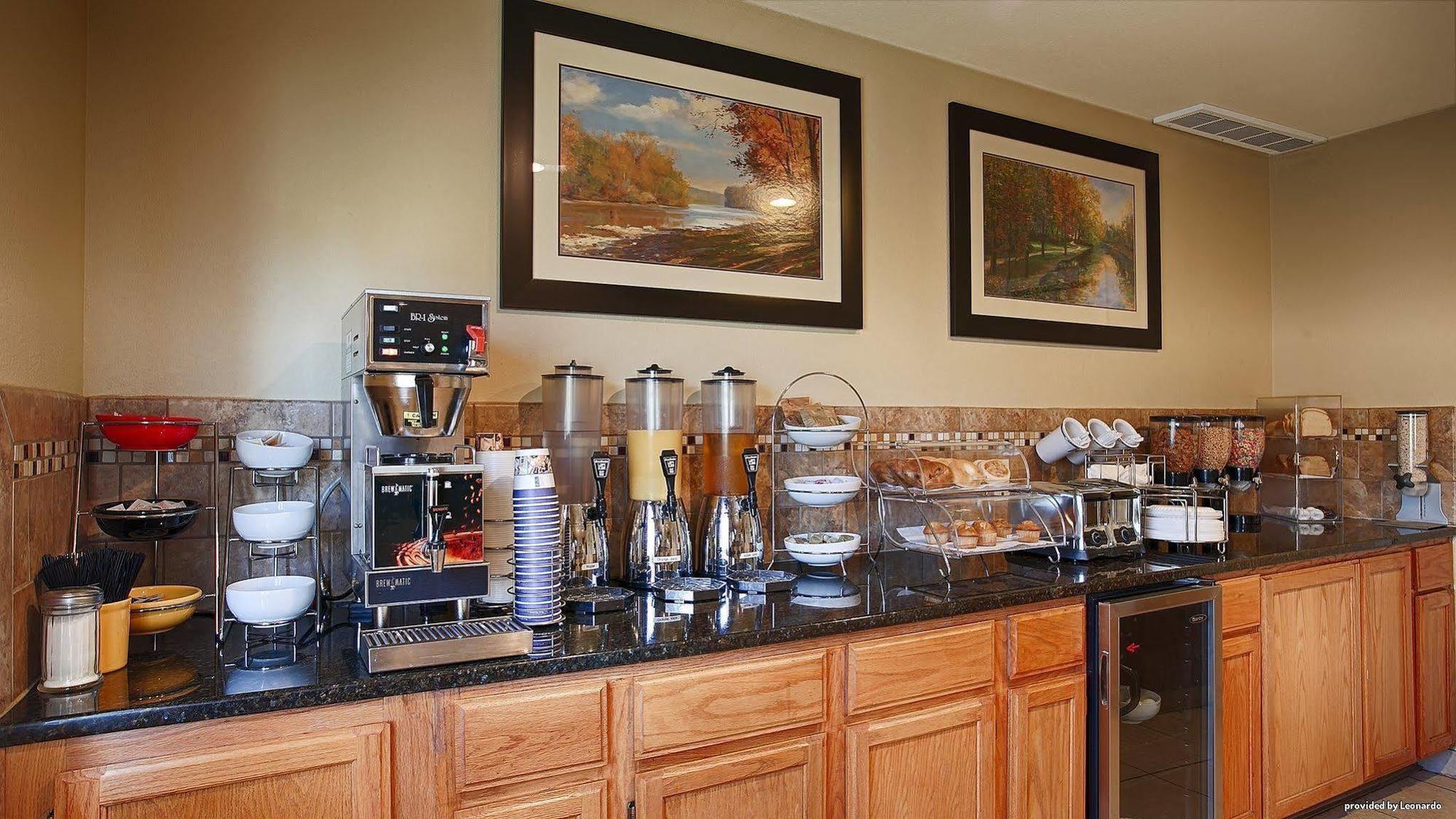 Hotel Surestay By Western Kansas Country North