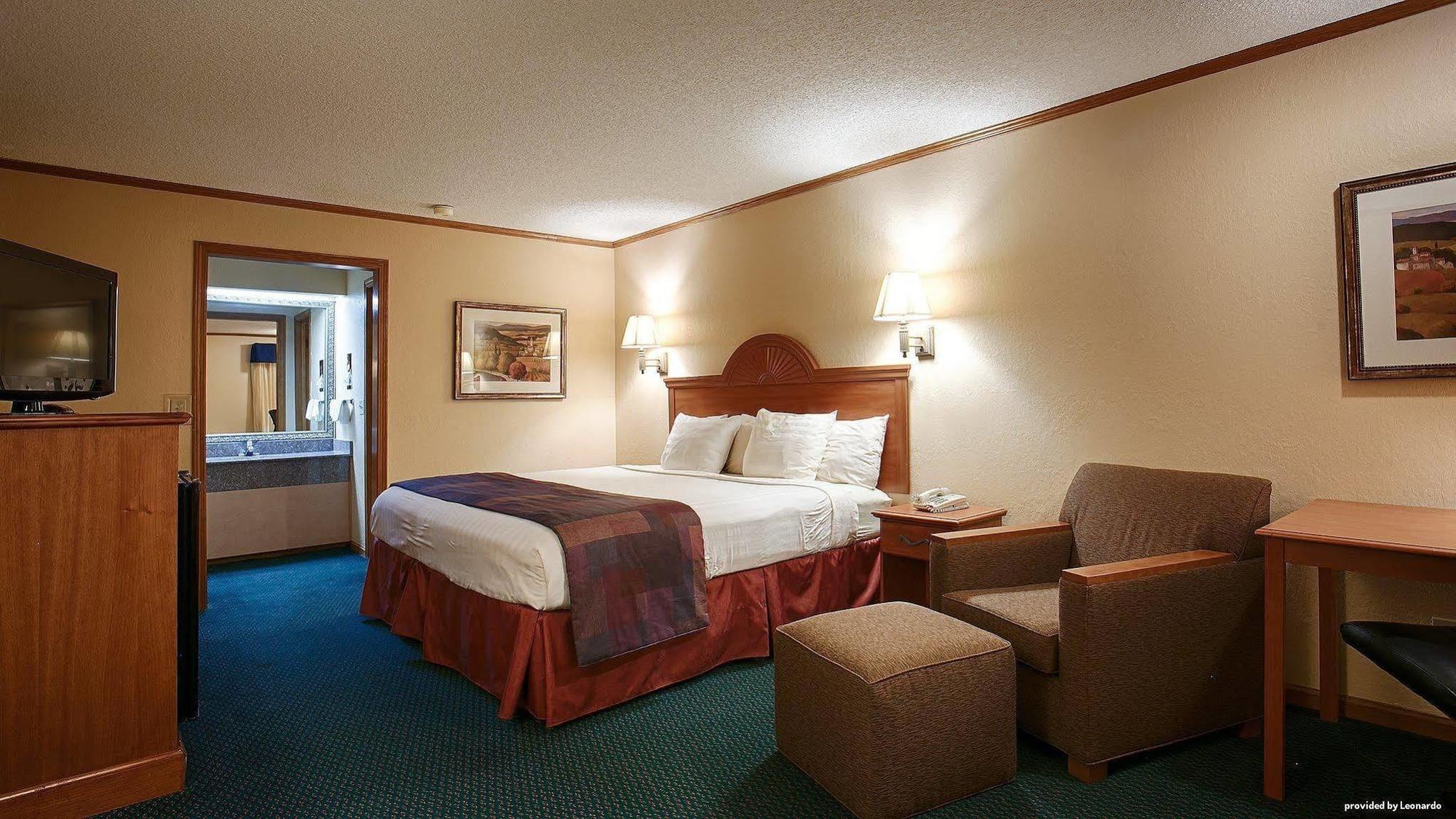 Hotel Surestay By Western Kansas Country North
