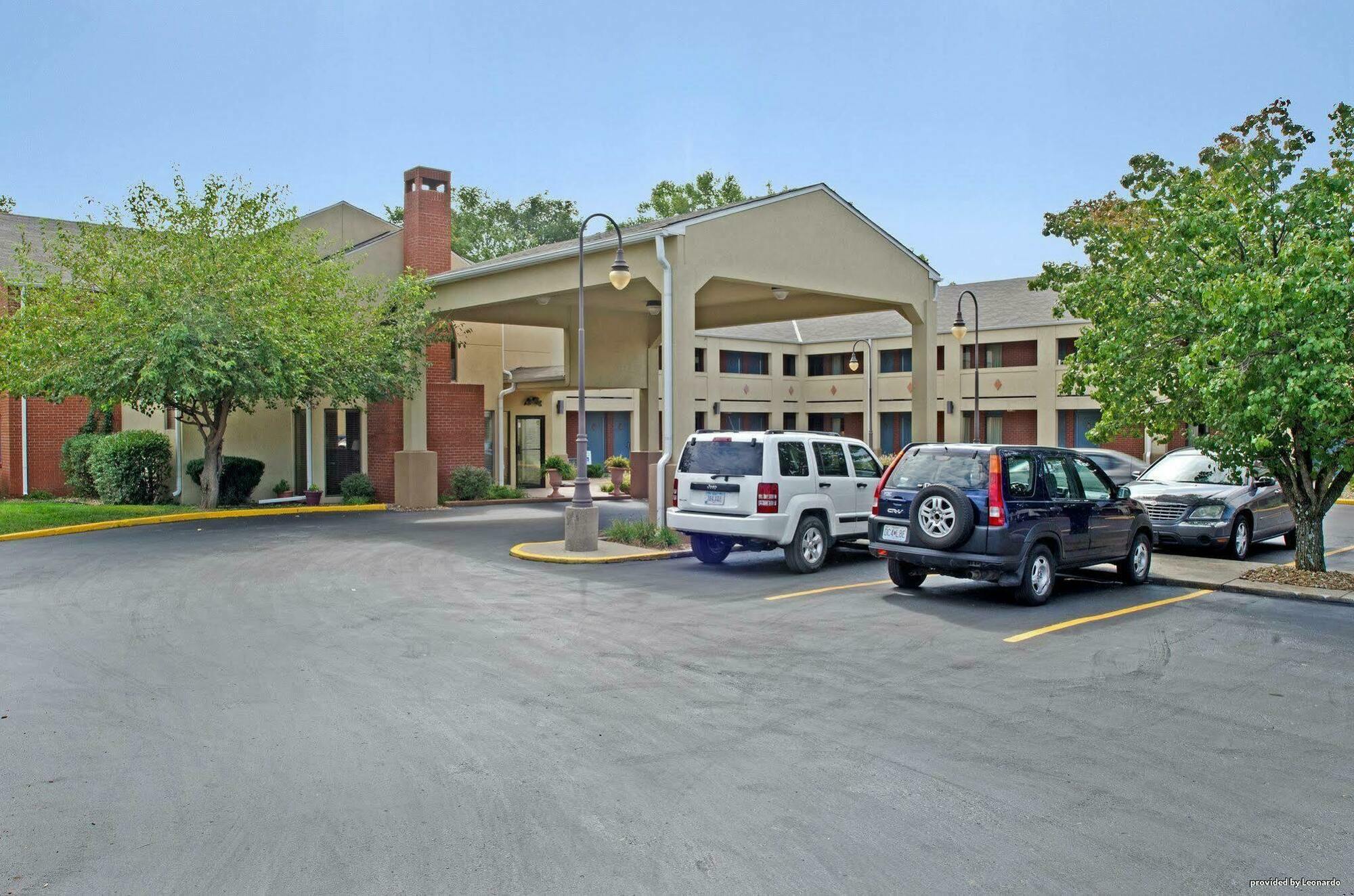 Hotel Surestay By Western Kansas Country North 3*