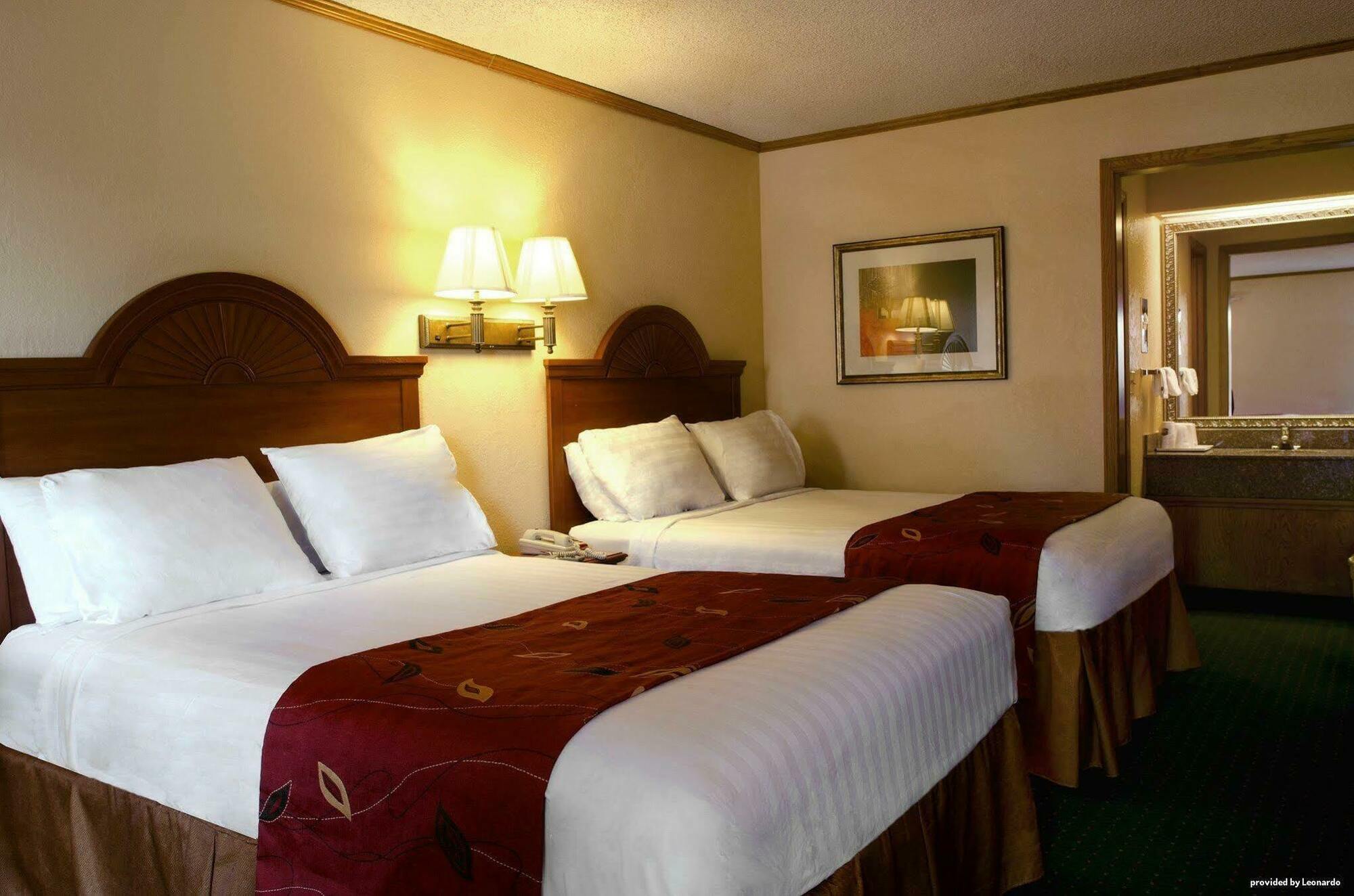 Hotel Surestay By Western Kansas Country North 3*
