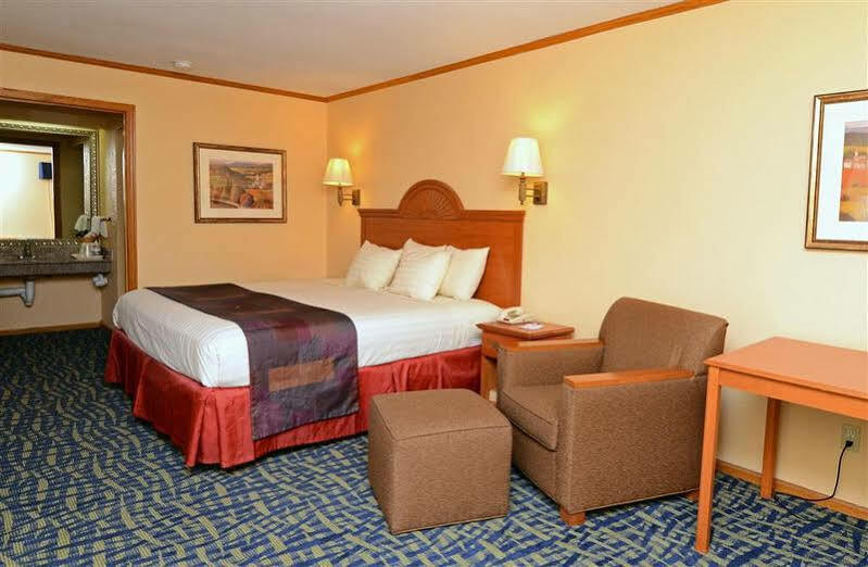 Surestay By Western Kansas Country North Hotel